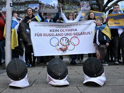 Protesta en Essen (Alemania) el pasado día 22 durante una visita del presidente del COI Thomas Bach, contra la vuelta a las competiciones de esgrima de los atletas rusos y bielorrusos.