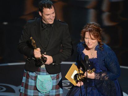 Mark Andrews y Brenda Chapman recogen el Oscar para la mejor película de animación por 'Brave'.