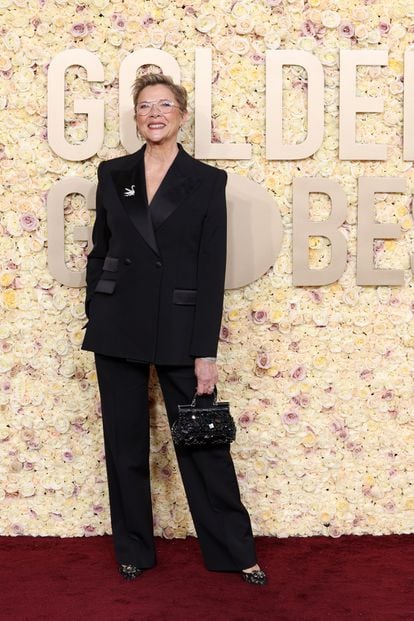 Annette Bening, con esmoquin de Dolce & Gabbana, nominada a mejor actriz de drama por 'Nyad'.