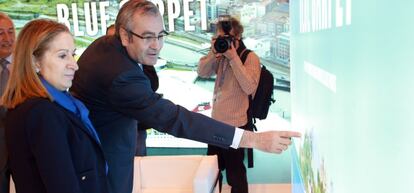 El presidente de Puertos del Estado, José Llorca, junto a la ministra de Fomento, Ana Pastor, en la feria española de turismo Fitur.