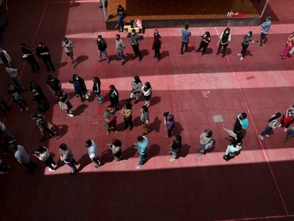 Personas esperando para votar en Santiago de Chile.