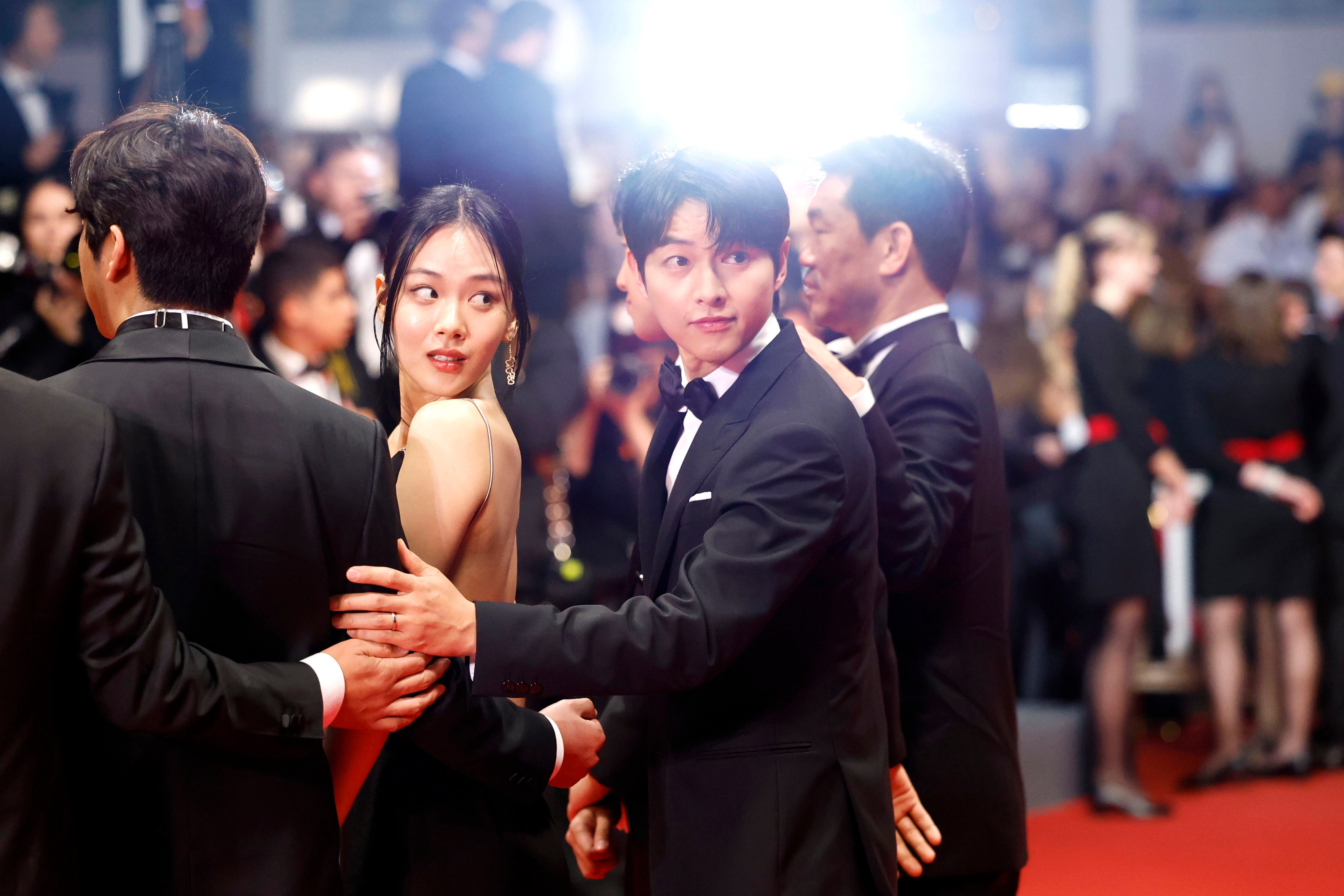 La cantante y actriz surcoreana Kim Hyung-seo y el actor surcoreano Song Joong-Ki llegan con miembros del reparto para la proyección de la película 'Hwa-Ran' (Hopeless), el 24 de mayo.