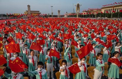 Estudiantes participan en la ceremonia en Tiananmen para conmemorar el centenario de la fundación del Partido Comunista de China.