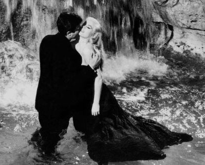 Fotograma de 'La dolce vita' amb Marcello Mastroianni i Anita Ekberg a La Fontana di Trevi.
