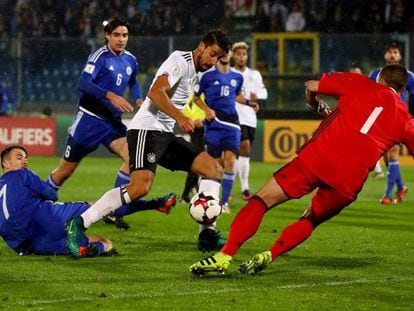 Khedira lucha por la pelota con Matteo Vitaloli.