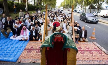 Un grupo de musulmanes reza en Gennevilliers en protesta por la prohibición de la oración en la calle en 2011.