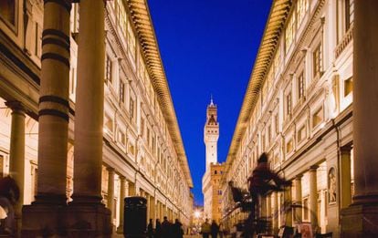 Patio de la Galer&iacute;a degli Uffizi, con el palacio Vecchio al fondo, en Florencia. 