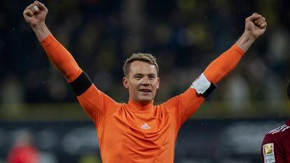 Manuel Neuer, en diciembre de 2021, tras un partido contra el Borussia Dortmund en el que portaba un esparadrapo en la cara.