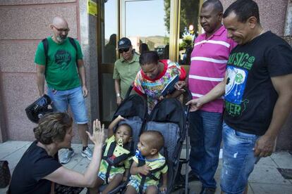 La família de Reyes Elisabeth, a la porta de casa seva després de paralitzar el desnonament.