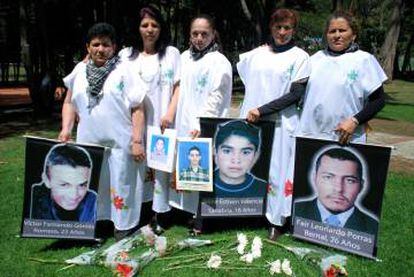 Un grupo de madres reclama justicia por sus hijos usados como 'falsos positivos' en Colombia.