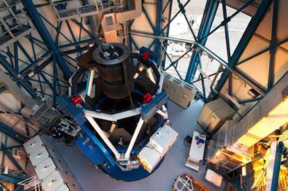 El nuevo telescopio de rastreos VST, con espejo de 2,6 metros de diámetro, instalado en observatorio Cerro Paranal, Chile.