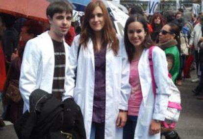 Sandra Cuenca, Álvaro Alcalá) y Vanessa Aguila, estudiantes de Medicina.