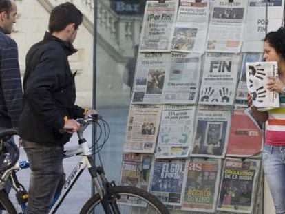 Quiosco de prensa en San Sebastián, con las portadas de la prensa que recogen el comunicado de ETA.