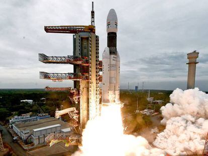 Despegue del 'Chandrayaan-2' desde Sriharikota (India) el pasado julio. En vídeo, el fracaso de las más recientes misiones lunares india e israelí.