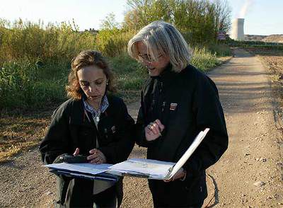 Dos inspectoras del CSN, ayer en los alrededorres de la nuclear de Ascó.