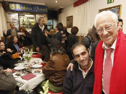 El Padre Angel en la inauguraci&oacute;n del restaurante Robin Hood destinado a dar de cenar a las personas sin techo.