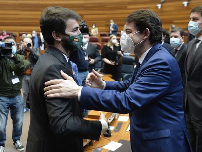 El presidente en funciones de la Junta de Castilla y León, Alfonso Fernández Mañueco (a la derecha), saluda al candidato de Vox a la presidencia, Juan García-Gallardo (izquierda), tras el pleno de constitución del parlamento regional el pasado 10 de marzo.