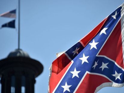 La bandera confederada frente al Capitolio de Columbia, Carolina del Sur