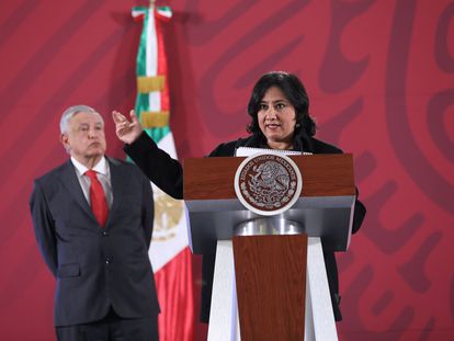 La secretaria de la Función Pública, Irma Eréndira Sandoval, junto al presidente López Obrador, en enero.