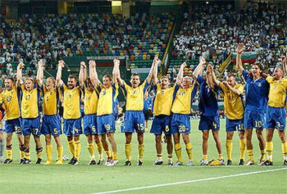 Los jugadores suecos celebran su triunfo ante Bulgaria en el centro del campo.