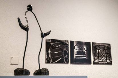 'Dona', creada per Miró el 1970, amb les fotos de Gomis de ferros de la Sagrada Família. 