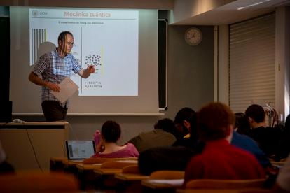 Una clase del doble grado de Matemáticas y Físicas en la Universidad Complutense de Madrid, el 5 de mayo.