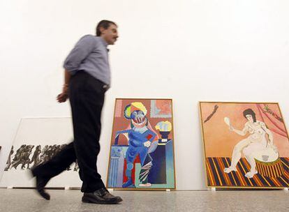 Manuel Borja-Villel, director del Museo Reina Sofía, supervisa la colocación de obras de Juan Genovés y Eduardo Arroyo.