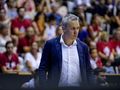 Jordi Sargatal, entrenador del Bàsquet Girona, durante las semifinales de las eliminatorias de ascenso que su equipo disputó contra el Força Lleida en Fontajau, el pasado sábado.