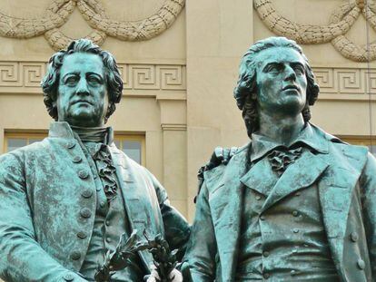 Estatuas de Goethe y Schiller, ante el teatro Nacional de Weimar (Alemania).