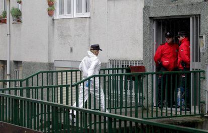 Portal del edificio donde fue perpetrado el doble asesinato.