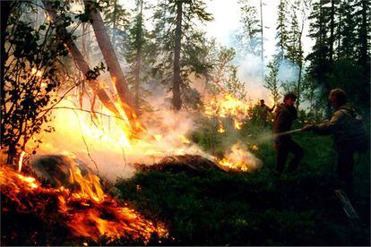 Militares rusos combaten los incendios forestales en el bosque boreal, región de Krasnoyarsk (Rusia), el 1 de agosto de 2019. Tres millones de hectáreas ardieron en Siberia en un incendio visible desde el espacio. Ante la envergadura de la catástrofe natural, el presidente ruso, Vladímir Putin, ha tenido que ordenar al ejército que se una a los esfuerzos para apagar los incendios que azotan la zona desde el pasado 26 de julio.