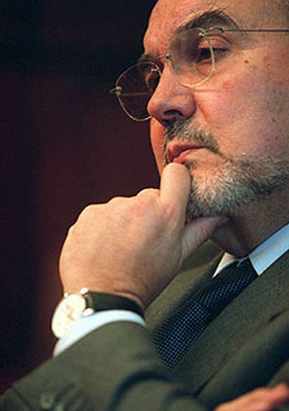 Pedro Solbes, en su despacho de ministro de Economía y Hacienda, en un momento de la entrevista.