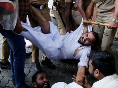 Protesta en contra del acceso de dos mujeres al templo de Sabarimala, este miércoles en Kerala (India).