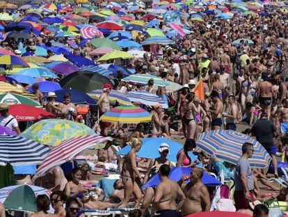 Bañistas en la playa valenciana de la Malvarrosa en 2017.