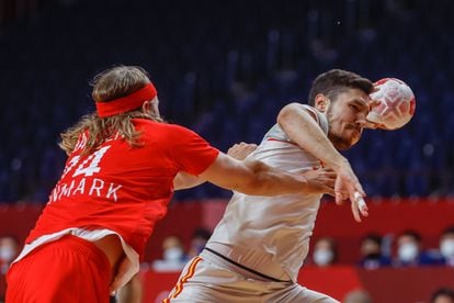 Alex Dujshebaev lanza y Mikkel Hansen intenta frenarle durante el partido entre España y Dinamarca.