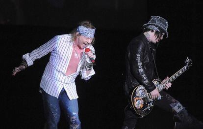Axl Rose, el cantante de la banda estadounidense Guns n'Roses, ha recibido un botellazo en Lima tras hacer esperar tres horas al numeroso público de su concierto en la capital peruana. En las imágenes transmitidas por canales canales peruanos, y <a href="http://www.youtube.com/watch?v=WHVp7iAucCc" target="_blank">visibles en Youtube</a> , muestran cómo Axl Rose recibe un botellazo en el torso nada más salir al escenario. Muy comedido, Axl Rose ordena parar la música y dice al público: "Damas y caballeros, si quieren arrojar mierda, entonces nos vamos. Nos gustaría quedarnos un buen rato con ustedes y divertirnos juntos", y retoma su canción <i>Chinese Democracy</i> sin mayores incidentes. Axl Rose ha protagonizado incidentes parecidos en otros conciertos, como el registrado en Sao Paulo, Brasil, el pasado 13 de marzo, pero ya no baja a pelearse a puñetazos con el público como hacía hace diez años, en las épocas más "gamberras" del grupo.