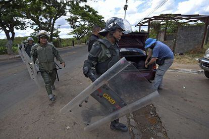 Oficiales de la polic&iacute;a militar patrullan las calles de Tumeremo (Venezuela) el pasado 11 de marzo. 
