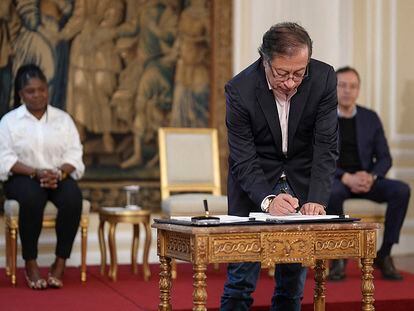 Gustavo Petro firma la reforma tributaria en el Palacio de Nariño, el 13 de diciembre de 2022.