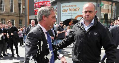 El líder del Partido del Brexit, Nigel Farage, este lunes en Newcastle, después de que le arrojaran un batido.