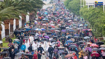 La procesión de la Santa Faz de 2022, que se celebró bajo un mar de paraguas por la lluvia.