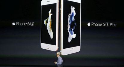 Tim Cook, CEO de Apple, presenta en septiembre el iPhone 6s.