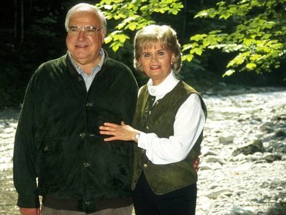 El canciller alemán Helmut Kohl y su esposa Hannelore, en Sankt Gilgen, Austria, en 1993.