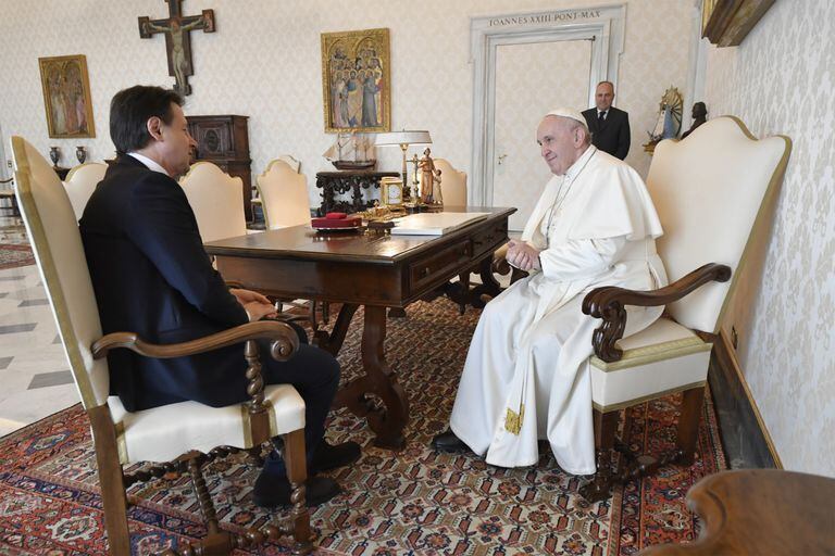El papa Francisco y el presidente del Gobierno italiano, Giuseppe Conte, durante su reunión el 30 de marzo.