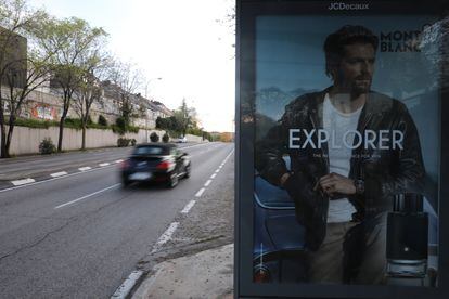 Publicidad en una parada de autobús de una calle desierta de Madrid.