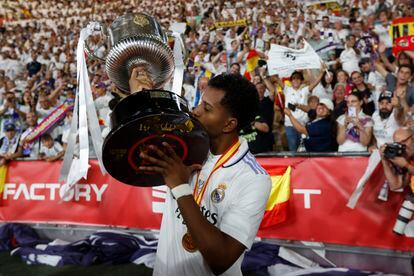 La Policía busca a los autores de un robo cometido en la casa del jugador del Real Madrid Rodrygo Goes, en la urbanización madrileña de La Moraleja, cuando el futbolista acababa de anotar un doblete para darle la victoria a los blancos en la final de la Copa del Rey en Sevilla.