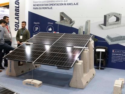 Este estand, de la edición pasada de Genera,  expone unos soportes sostenibles para placas solares.