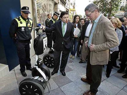 Gallardón, a la derecha, y Pedro Calvo observan uno de los nuevos biciclos eléctricos.