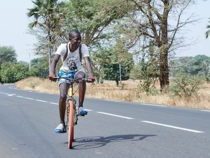 Un joven pedalea por una carretera de Senegal, en una imagen cedida por la ONG Bicicletas sin fronteras.