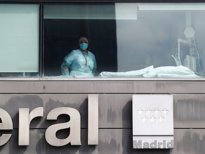 Un trabajador en la UCI del hospital madrileño de La Paz, el pasado 15 de septiembre