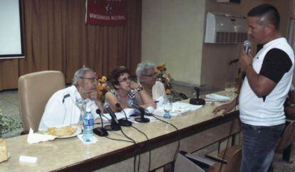 Fidel Castro escucha a un asistente al acto de este viernes.